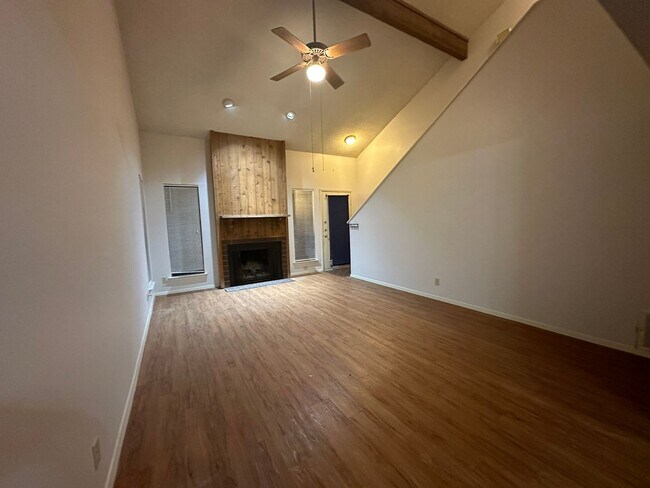 Foto del edificio - 8104 Hood Cir
