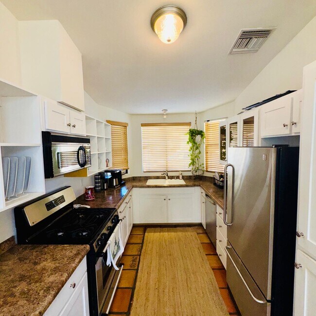 Foto del edificio - 325 W Santa Barbara