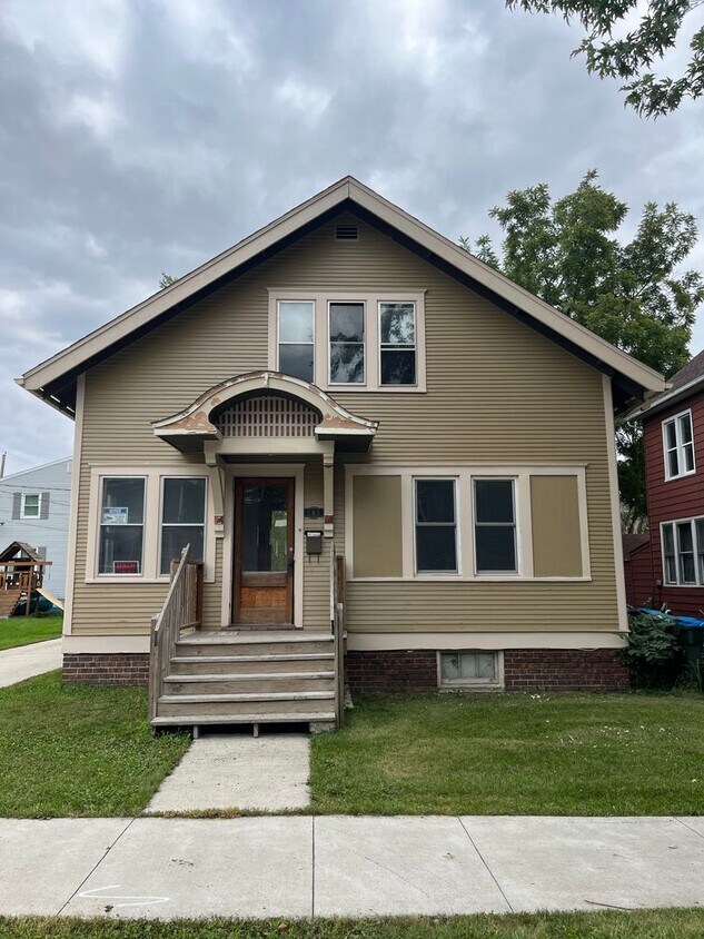 Foto principal - Spacous 4 bed 2 bath house $1,100