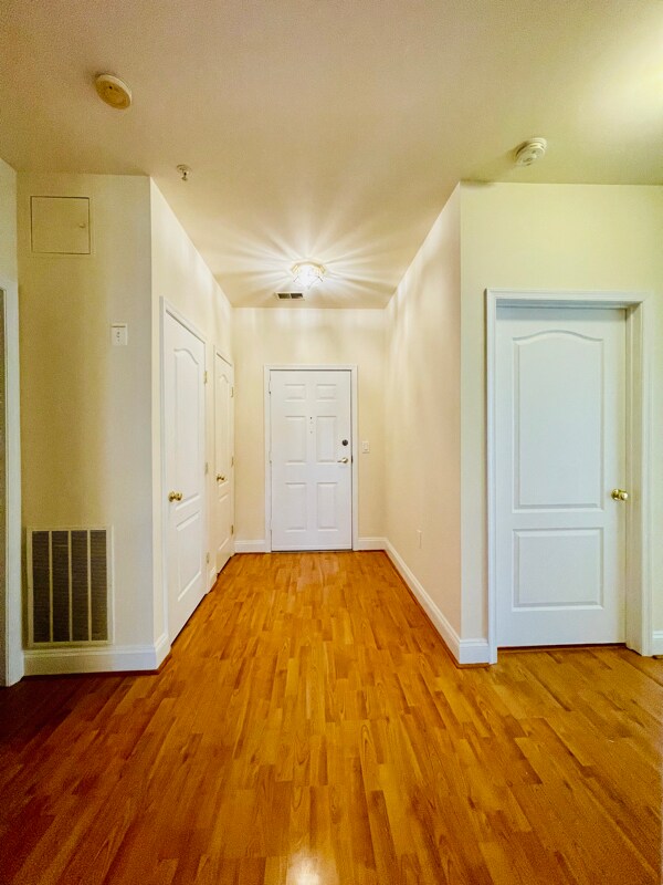 Foto del edificio - 12824 Clarksburg Square Rd