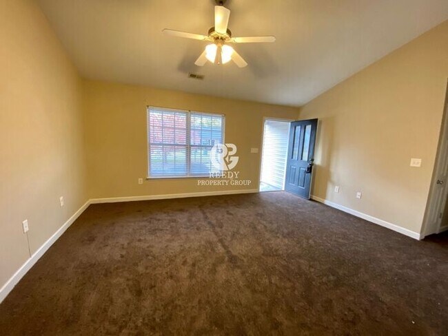 Building Photo - Beautiful AND Spacious 3 bedroom & 2 bathr...