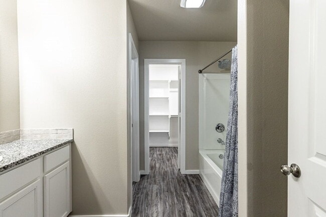 Building Photo - Don't like paying LPL? GREAT, this is the perfect place for you!