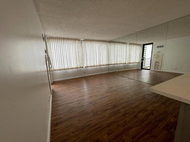 Building Photo - CHATEAU WAIKIKI 1/1/1 sec, A/C, W/D, lanai...