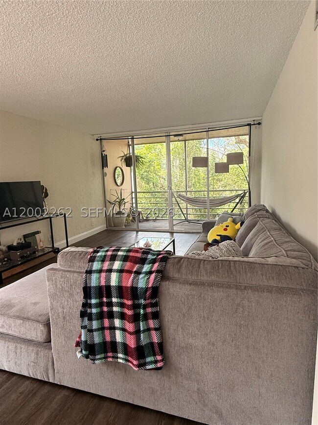 Building Photo - 9440 Live Oak Pl