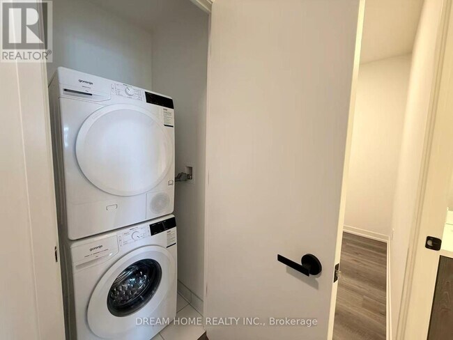 Photo du bâtiment - 8 Interchange Wy