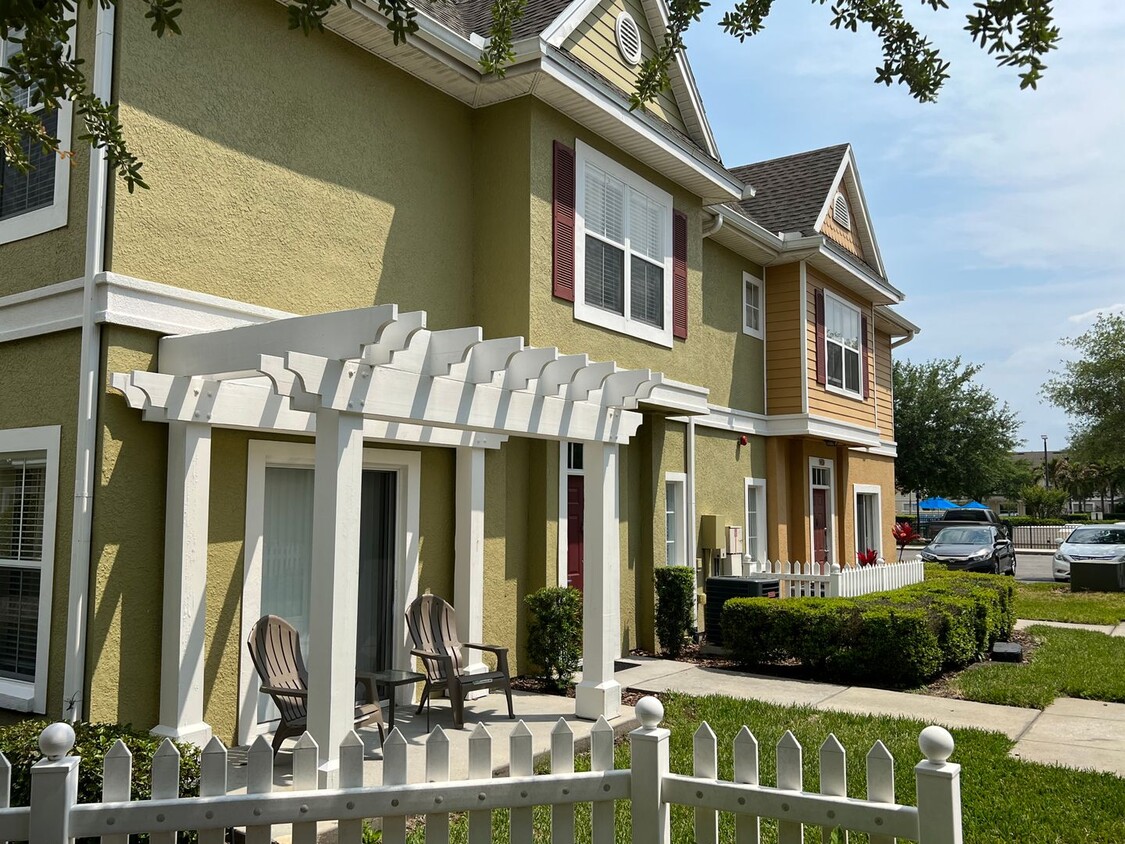 Foto principal - Fully Furnished 4 Bedroom 3 Bath Townhome ...