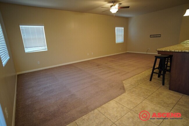 Foto del edificio - Stunning 4 Bed 2 Bath Home Off of Hosking and Wible!