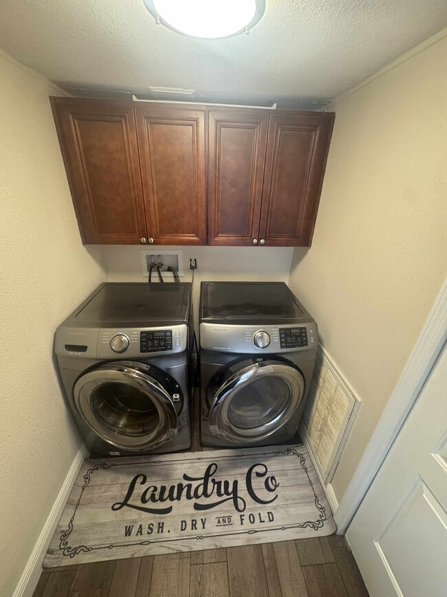 Building Photo - 2816 E Lake Rd