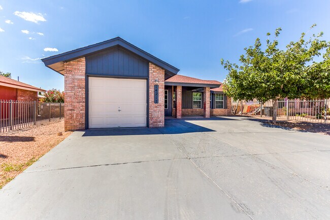 Building Photo - Classic Eastside Rental Home in the Horizon Manor subdivision, just minutes to I-10.