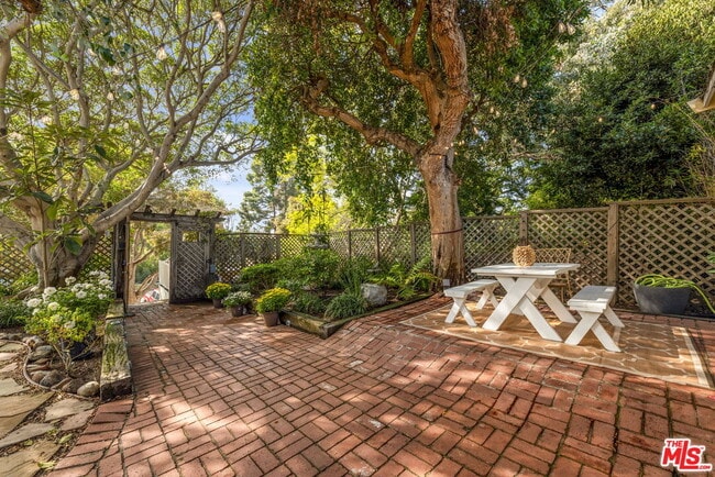 Building Photo - 2429 Beverley Ave