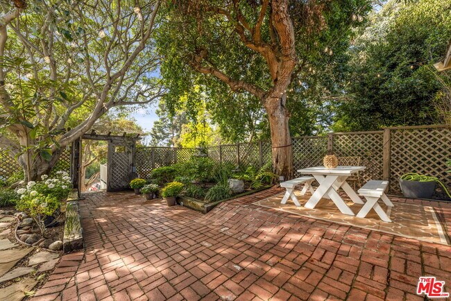 Foto del edificio - 2429 Beverley Ave