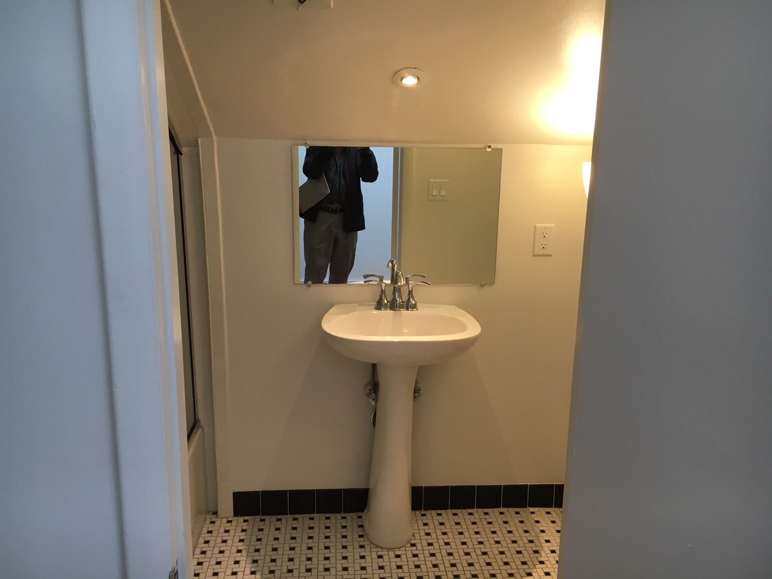 Foto del edificio - 609 E Market St