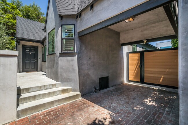 Building Photo - 1444 Stearns Dr