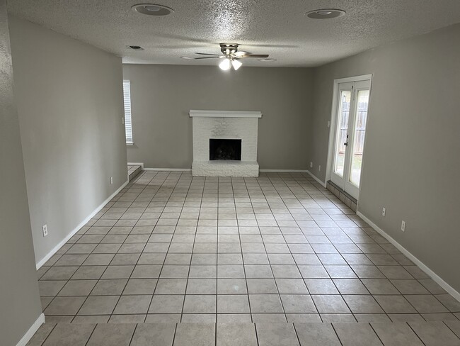 Foto del edificio - 8836 Hidden Hill Dr