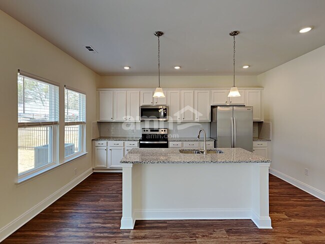 Foto del edificio - 1356 Lomond Dr