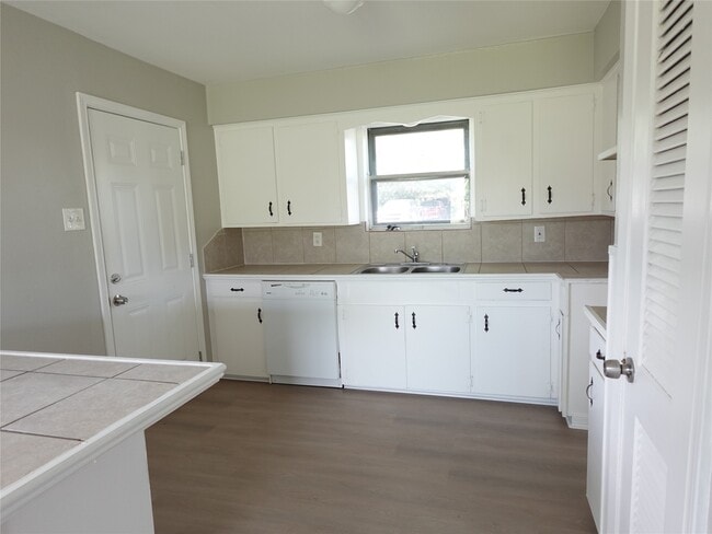 Building Photo - 8033 Ritz St
