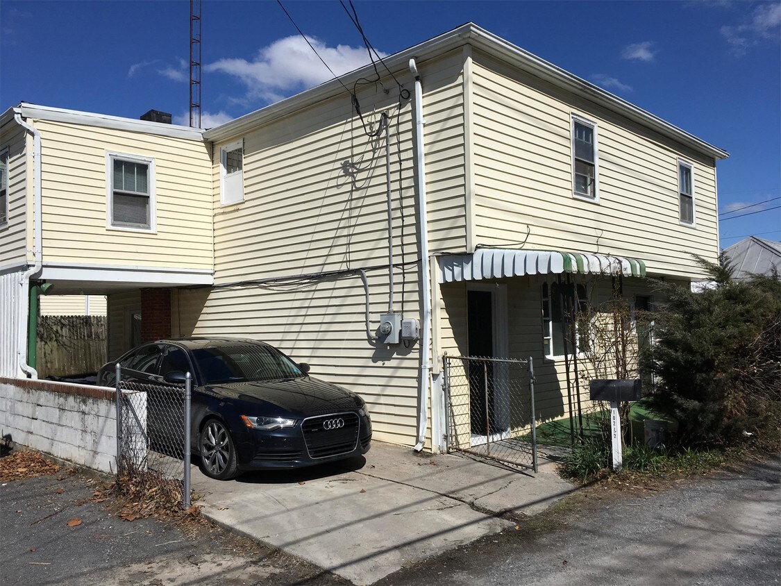 Primary Photo - 102 1/2 S Georgia Ave