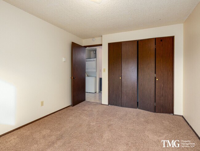 Foto del edificio - Charming 2BR Condo with a Garage in the Highly Desired McGillivray Neighborhood!