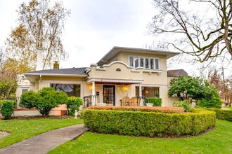 Building Photo - 3321 NE Peerless Pl