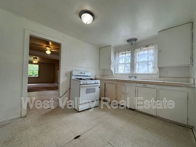 Building Photo - 521 Rose Ave