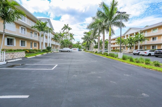 Foto del edificio - ** CHARMING GROUND FLOOR 2/2 CONDO IN SAND...