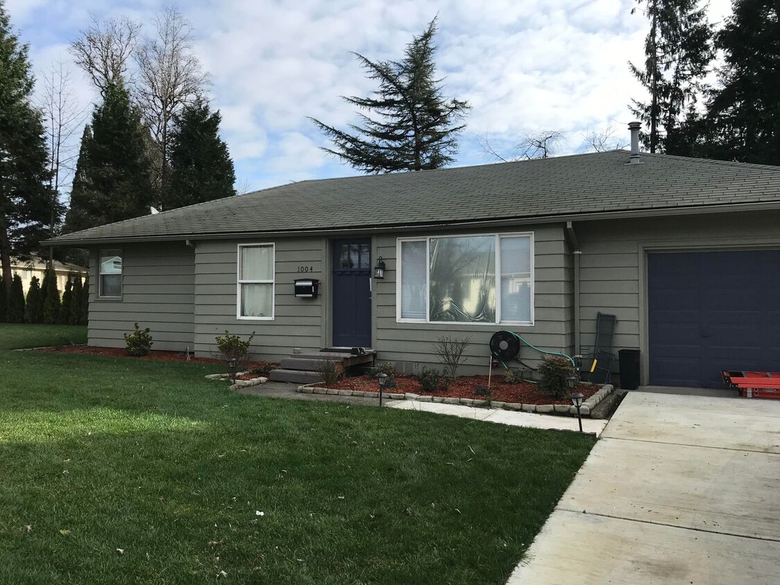 Foto principal - 3 Bedroom 1 Bath Home Newberg OR