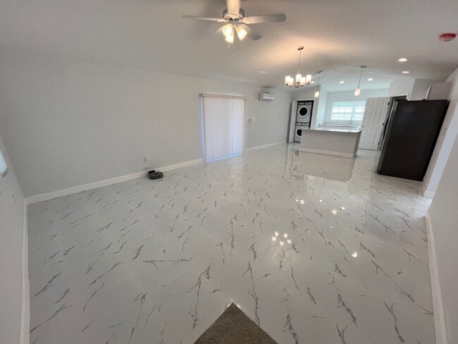 Building Photo - 2025 W Bermuda Rd