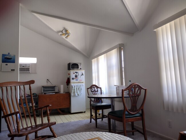 eating area - 235 N Kenter Ave