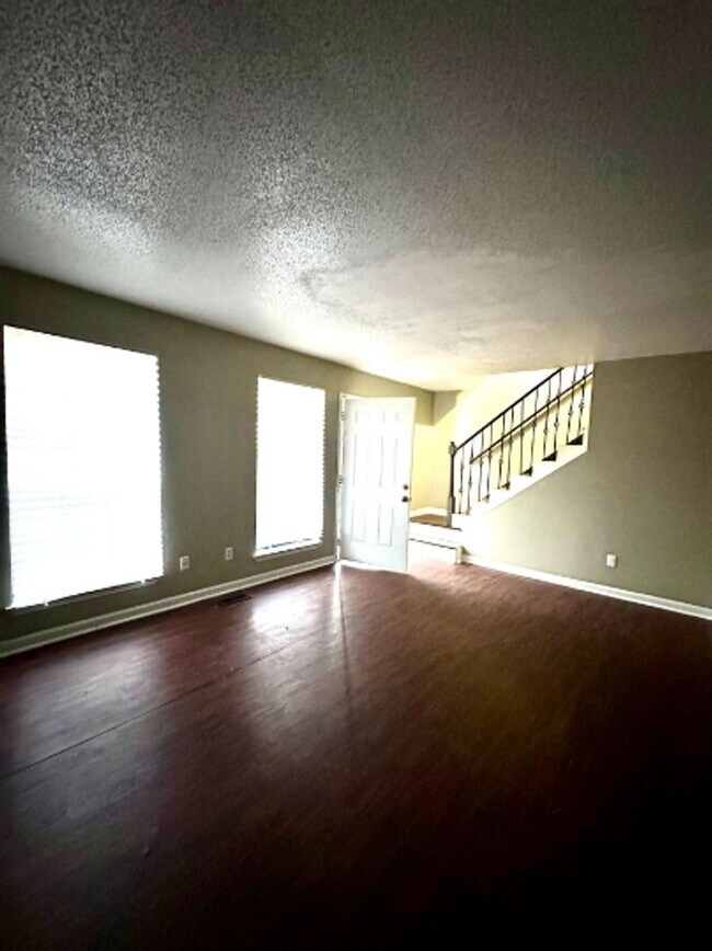 Foto del edificio - Charming Duplex for Rent- Spacious and Convenient Living!