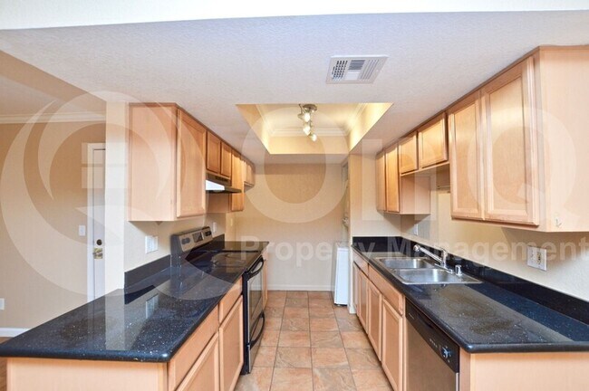 Building Photo - 740 W Elm St