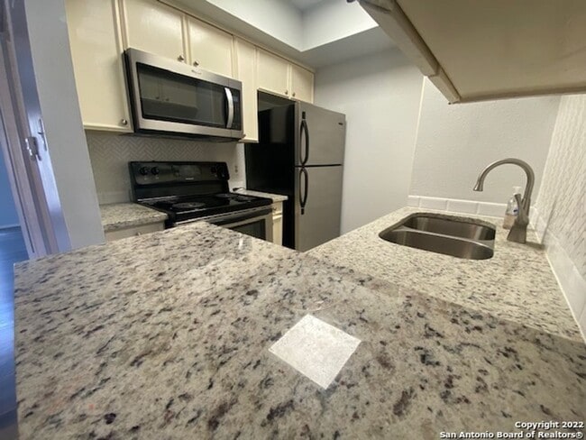 Building Photo - ONE BEDROOM CONDO ALAMO HEIGHTS