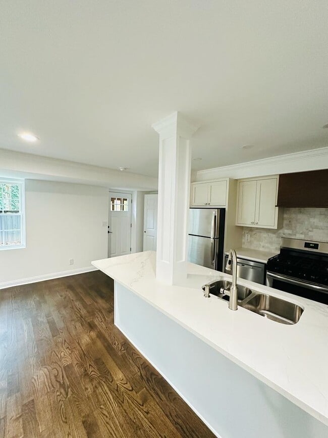 Building Photo - 3914 Parkcrest Dr NE