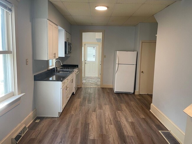 Foto del edificio - 146 E Main St