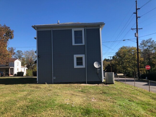 Foto del edificio - 2 Bedroom House Near E.C. Glass High School
