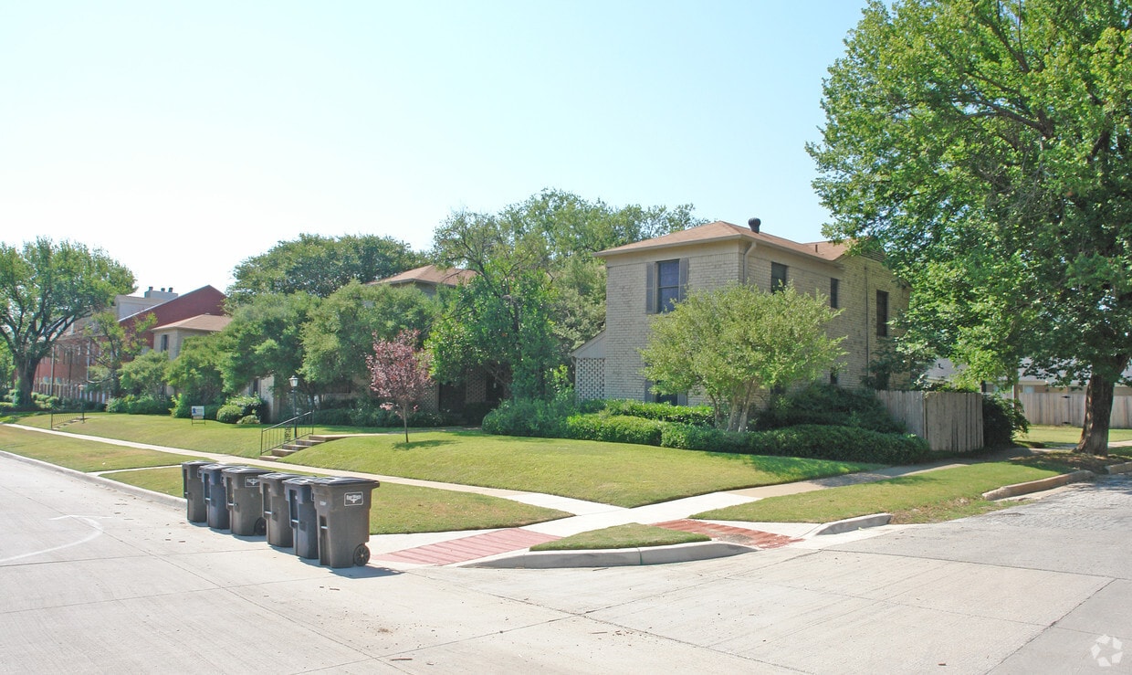 Primary Photo - Birchman Apartments