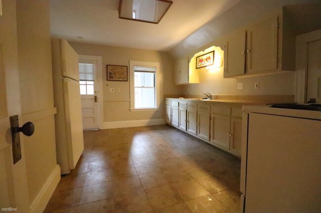 Building Photo - 2 br, 1 bath  - 262 Lake Ave # 3