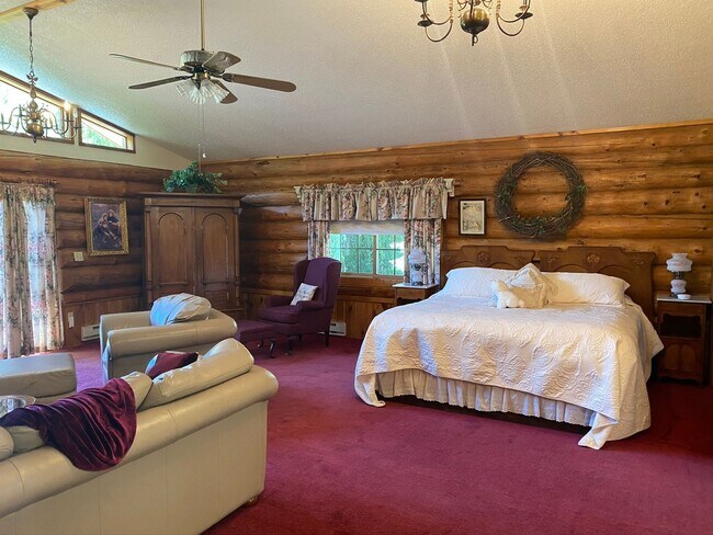 Foto del edificio - ONE ROOM | 1 BATH | LOG COUNTRY COTTAGE IN THE HILLS