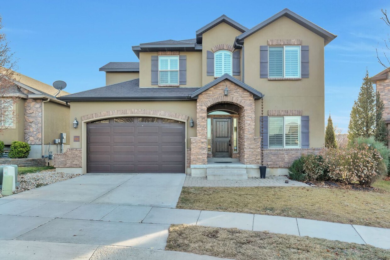 Unique 2 Story Home w attached 2 car - Unique 2 Story Home w attached 2 car