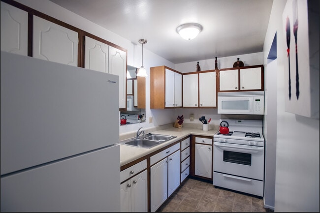 Building Photo - Eastwood Village Apartments