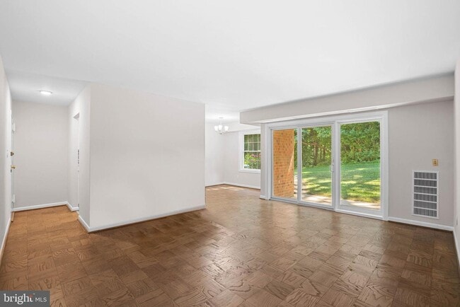 Building Photo - 3915 Lyndhurst Dr