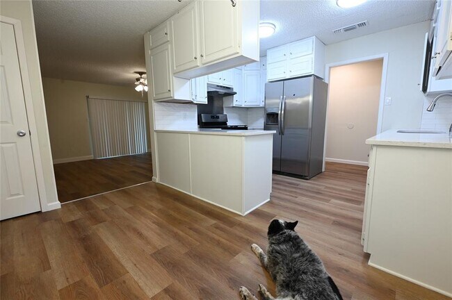 Foto del edificio - 9715 Oak Hollow Dr