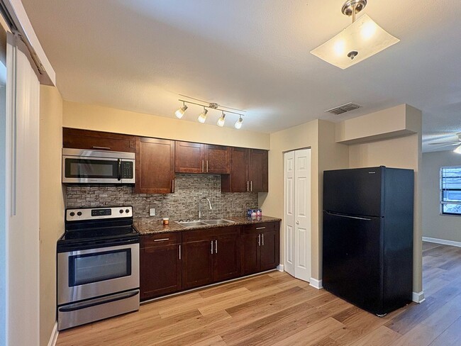 Building Photo - 427 6th Ave NE