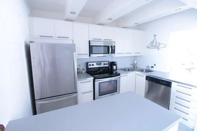 Building Photo - 465 Paradise Isle Blvd