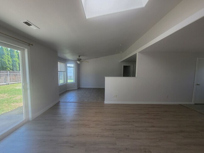Foto del edificio - 4-Bedroom Gem in Pasco – Fresh Paint, New ...