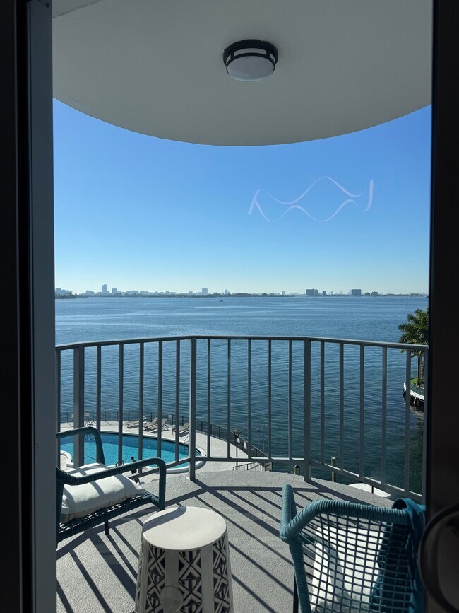 Foto del edificio - 11930 N Bayshore Dr