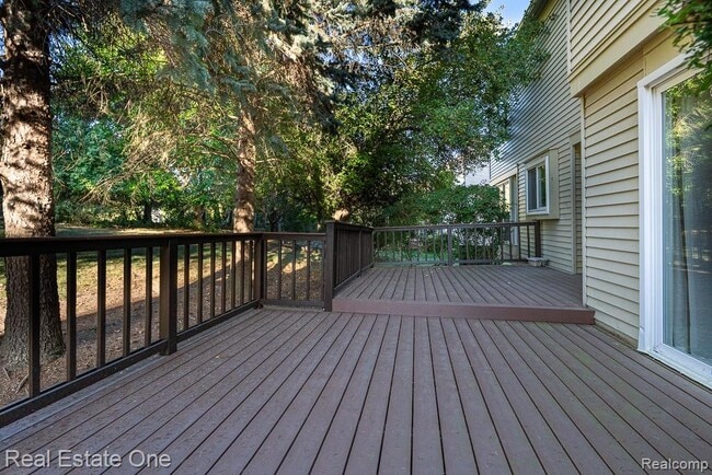 Building Photo - 619 Whitney Dr