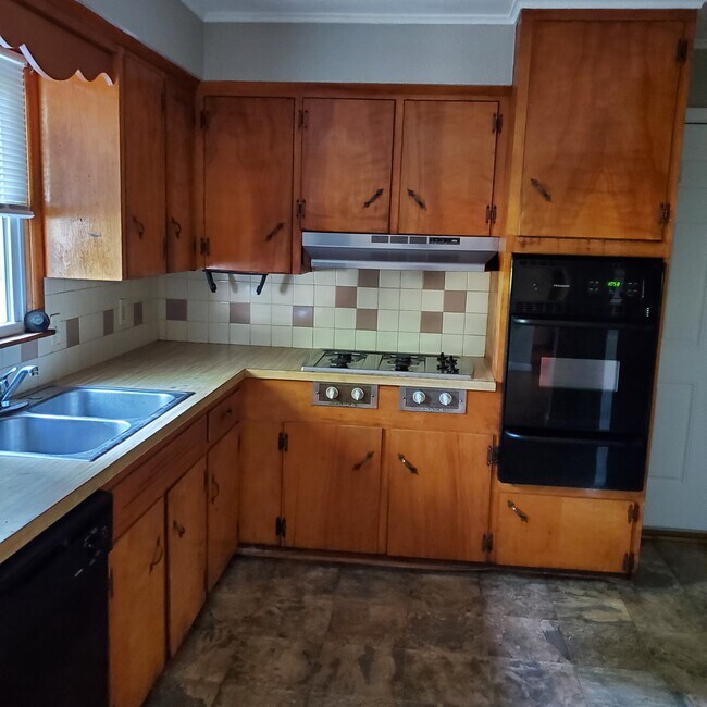 Building Photo - 1107 Eicher Ave