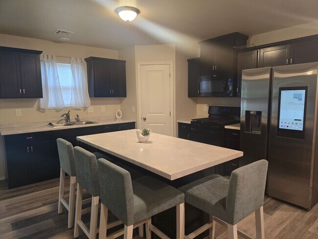Foto del edificio - Modern comfort meets convenience in this b...