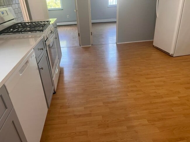 Building Photo - 668-670 Kennedy Boulevard Unit 8