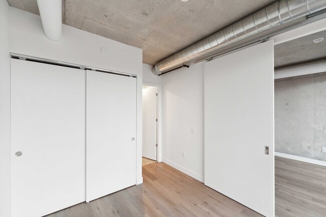 Building Photo - 10 James St